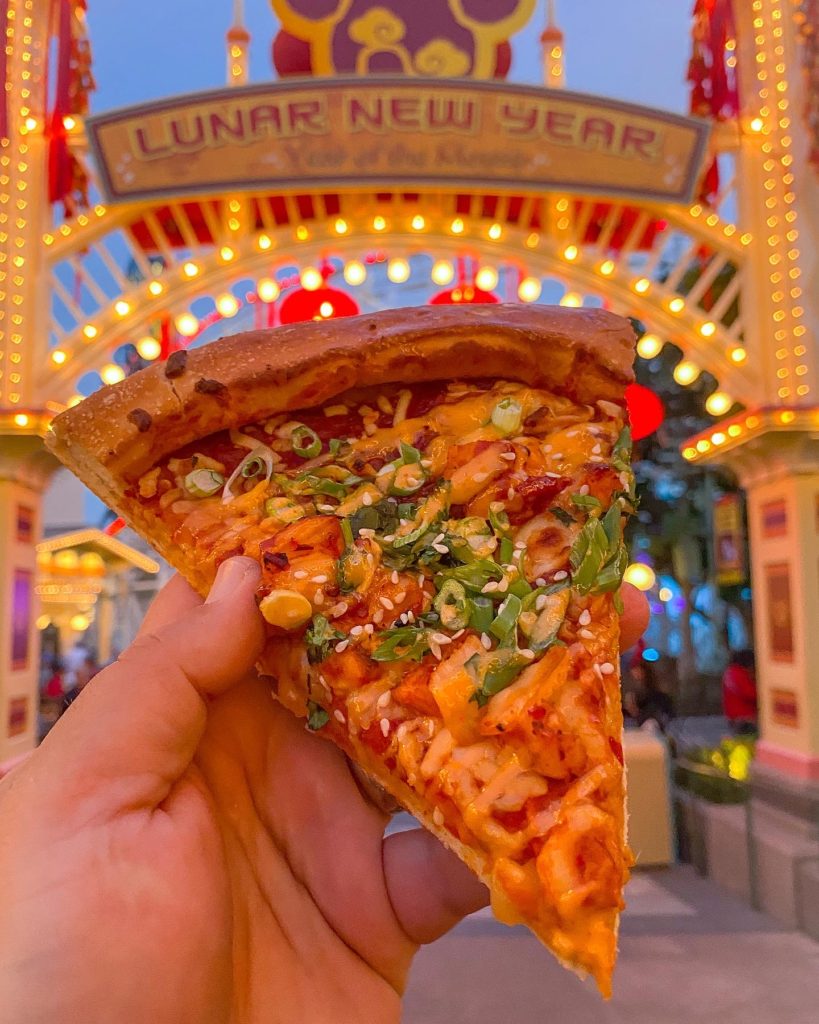 Review Korean Chicken Pizza From Boardwalk Pizza Pasta In Dca Food At Disneyland